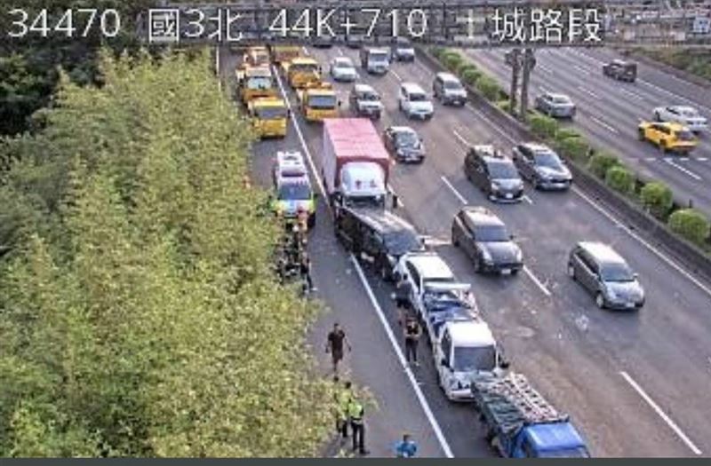 車禍事故現場情形。（圖／翻攝自國道即時影像）