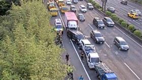 車禍事故現場情形。（圖／翻攝自國道即時影像）
