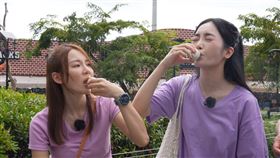 林莎（左）、舒子晨在菲律賓大膽體驗品嚐鴨仔蛋（圖／公視台語台提供）