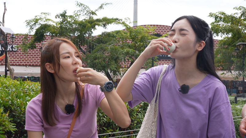林莎（左）、舒子晨在菲律賓大膽體驗品嚐鴨仔蛋（圖／公視台語台提供）
