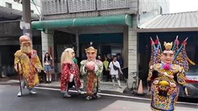 今日演習恰逢桃園大溪普濟堂聖帝誕遶境，當避難演練時間開始時，不僅車隊隨即靠邊停車，就連大仙尪也隨即到騎樓「就地掩蔽」，畫面相當難得。（圖／翻攝自大溪大禧 Daxidaxi）
