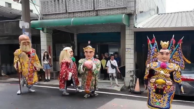 遶境逢防空演習！他騎樓遇大仙尪就地掩蔽