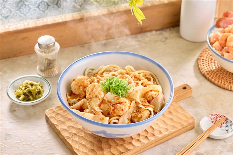 忠青商行全新推出「忠青好蝦蒸蛋飯套餐」、「椒香紅油抄手套餐」。(圖/業者提供)
