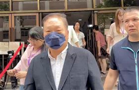 ▲東森集團總裁王令麟以證人身份，出庭作證。（圖／翻攝畫面）

