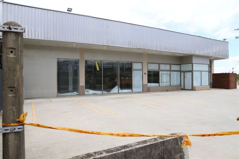 新竹縣府查處農地違章超商並開罰，圖為2023年多次違規未改善遭強制斷水斷電的超商。（圖／新竹縣政府提供）