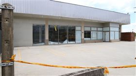 新竹縣府查處農地違章超商並開罰，陸續有業者結束營業並撤離。圖為2023年多次違規未改善遭強制斷水斷電的超商。（圖／新竹縣政府提供）