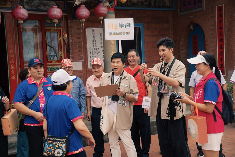 胡瓜開的旅行社首次出團,帶長輩們出門遊玩(圖/客台提供)