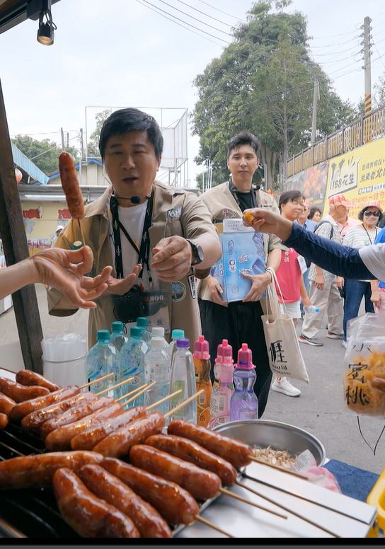 胡瓜不受控帶團脫隊只為吃香腸(圖/客台提供)
