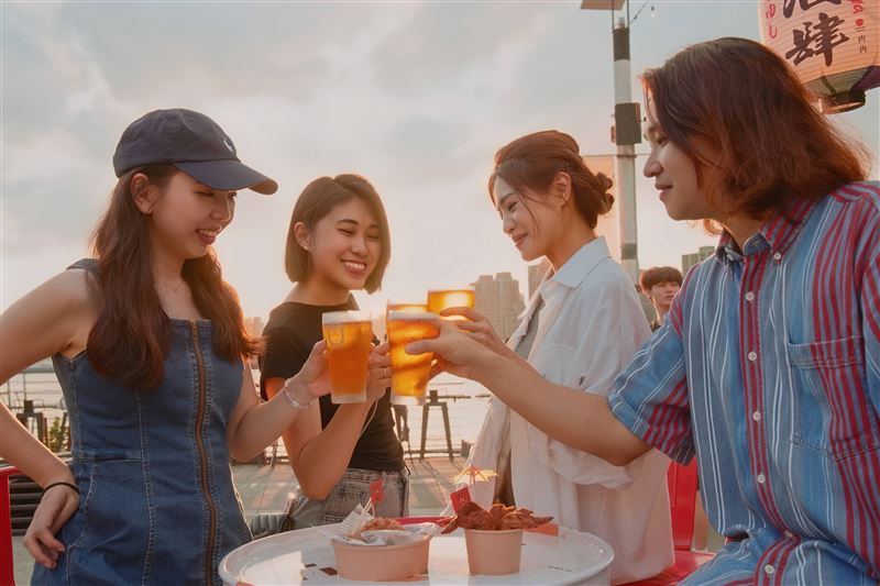 三五好友漫遊大稻埕,來趟藍色水路之旅,留下夏日美好回憶。(圖/臺北市政府提供)