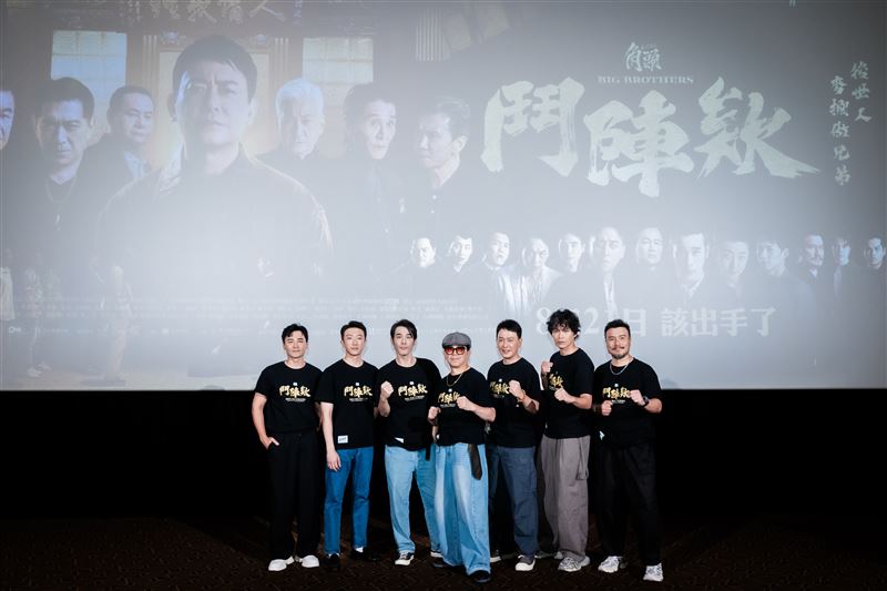 《角頭－鬥陣欸》（左起）是元介、張懷秋、黃騰浩、高捷、王識賢、黃鐙輝、李銘忠出席記者會。（圖／曼尼娛樂提供）