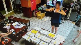 女鄰長將反霸文宣夾雜在選舉公報內並拍照。（圖／翻攝畫面）