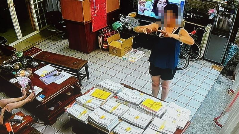 女鄰長在選舉公報內夾帶反罷文宣後拍照。(圖/翻攝畫面)