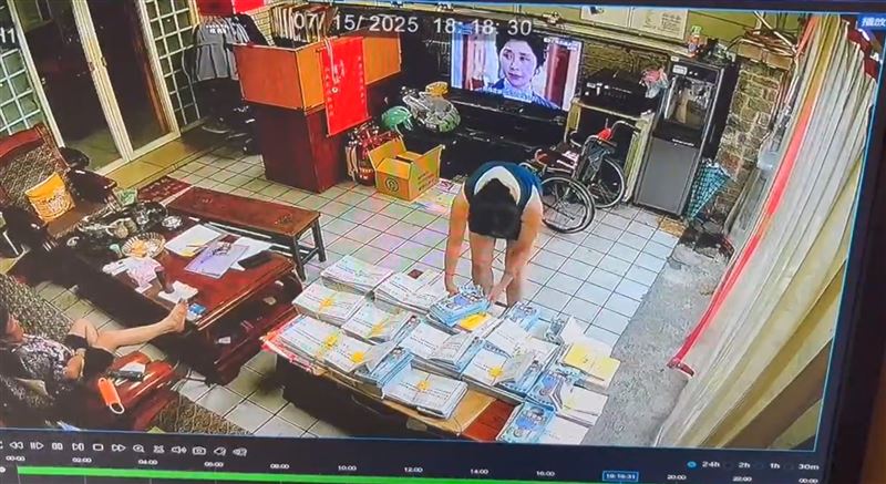 女鄰長在選舉公報內夾帶反罷文宣。(圖/翻攝畫面)