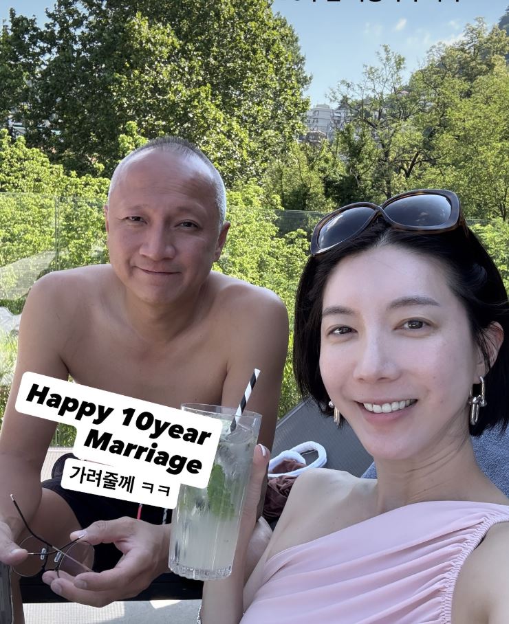 宋米秦(右)與老公慶祝結婚十週年。(圖/翻攝自臉書)