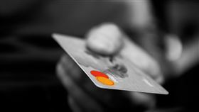 ▲台灣銘板表示，大量信用卡的換卡潮與調整，而有部分新卡訂單遞延出貨，導致第二季單季由盈轉虧。（示意圖／PIXABAY）   