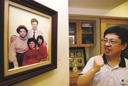 陳建仁與女兒深度對談攜手出書《左腦爸爸 右腦女兒》。書中曝光陳建仁的初戀愛情故事。（圖／聯合報提供）