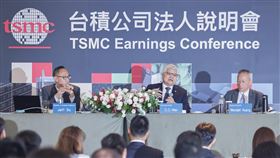 台積電法說會登場（1）晶圓代工龍頭台積電17日在台北文華東方酒店舉行法說會，董事長暨總裁魏哲家（後中）、財務長黃仁昭（後右）等人出席。黃仁昭會中表示，台積電第3季美元營收預期約為318億至330億美元，將季增8%。中央社記者裴禛攝  114年7月17日