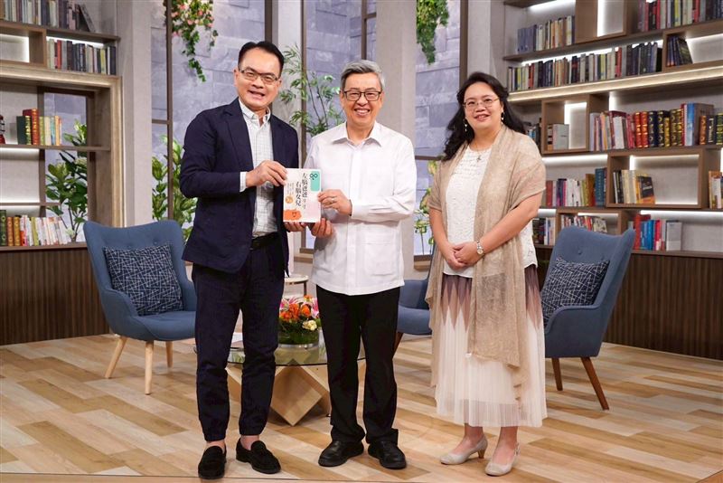 陳建仁與女兒深度對談攜手出書《左腦爸爸 右腦女兒》。父女倆上鄭弘儀主持的《話時代人物》。（圖／三立新聞網）