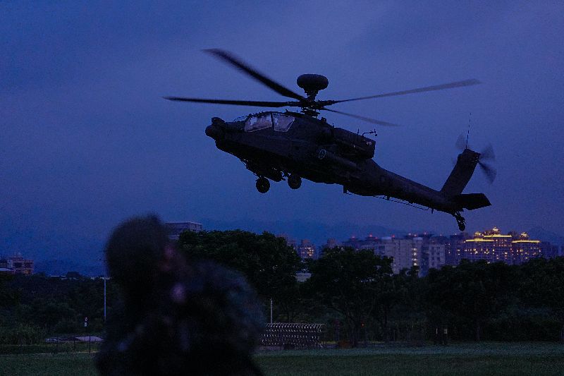 AH-64E阿帕契攻擊直升機實施夜間熱加油及掛彈訓練，為確保隱匿性，進場及離場時均關閉落地燈及飛航指示燈。（資料照）