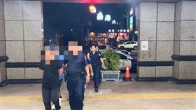 警方將參與鬥毆的7人逮捕帶回警局。（圖／翻攝畫面）