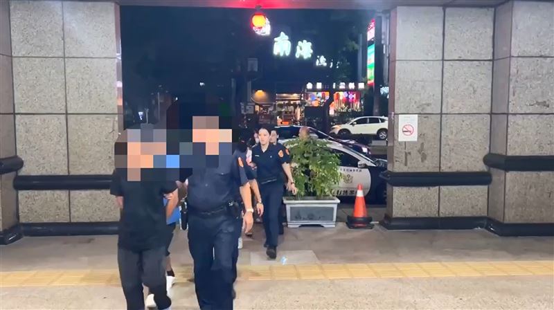 7人蘆洲街頭大亂鬥,警到場逮捕通通帶回警局。(圖/翻攝畫面)