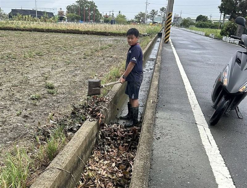台南西港國中吳姓學生颱風後主動清水溝,感動上萬網友。(圖/翻攝自我是西港人臉書)