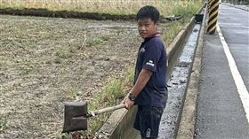 ▲台南西港國中吳姓學生颱風後主動清水溝，感動上萬網友。（圖／翻攝自我是西港人臉書）