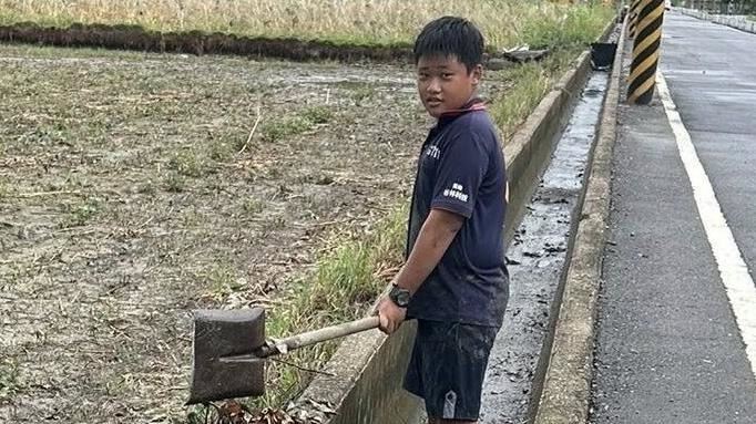 颱風過後他冒雨清溝！西港國中生感動萬人