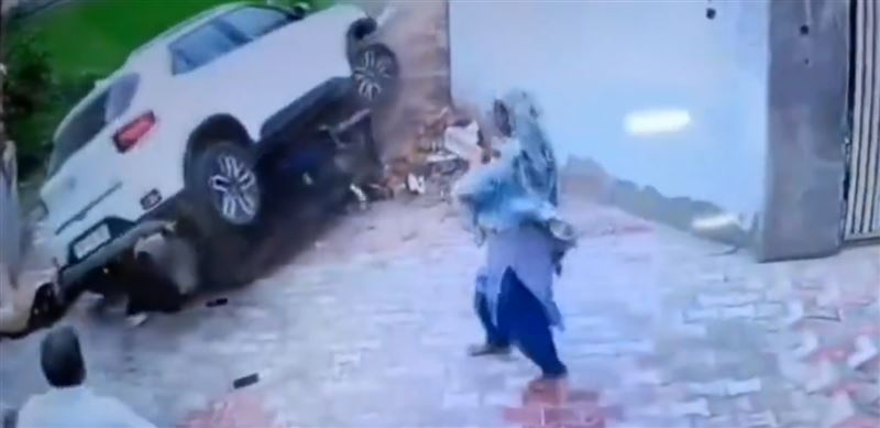 其中一位被撞者卡在車底,眾人紛紛上前協助。(圖/翻攝自X@thind_akashdeep)