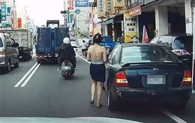 露背女車主併排停車　他見1動作不檢舉了(圖/翻攝WoWtchout - 地圖型行車影像分享平台)