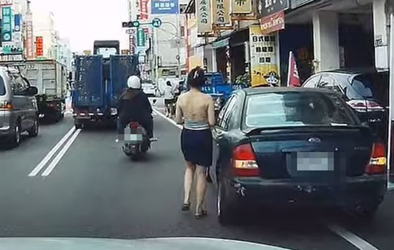 原本車主看見車輛併排違停想要檢舉,此時露背女車主趕快出來還先以讓其他車輛通行,讓原PO瞬間消氣。(圖/翻攝WoWtchout - 地圖型行車影像分享平台)