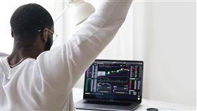 ▲美股財報利多、經濟數據轉佳，加上台積電表現強勁，台股今收盤站上23300。（示意圖／PEXELS） 