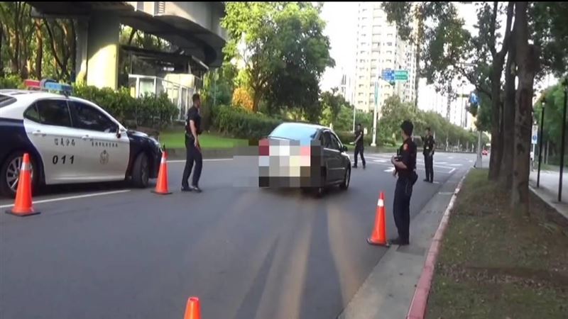 員警執行路檢勤務時，一台自小客車拒檢逃逸。（圖／翻攝畫面）