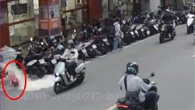 男童不慎誤觸消防栓，造成整起離譜意外。（圖／翻攝畫面）