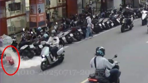 男童不慎誤觸消防栓，造成整起離譜意外。（圖／翻攝畫面）