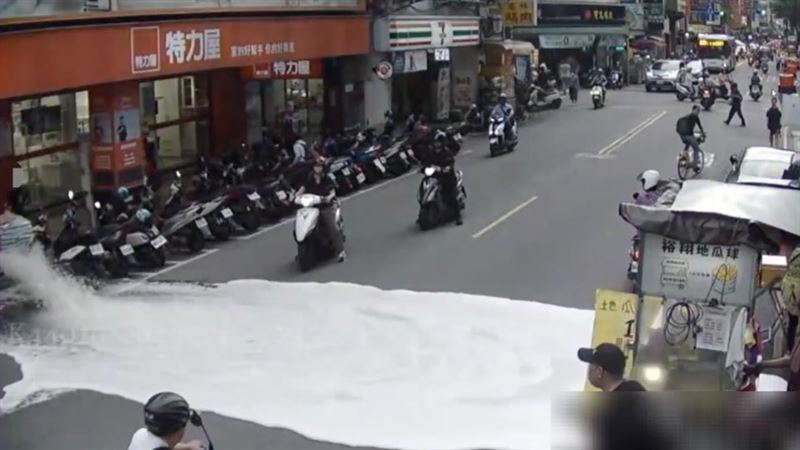 消防栓被誤開，噴出大量泡沫及水柱，差點炸到無辜人車。（圖／翻攝畫面）