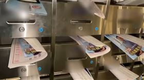 ▲罷團發現，有基層鄰長夾帶魯明哲反罷文宣一同發送的選民信箱。（圖／翻攝自中壢·破蛋除魯·罷免魯明哲臉書粉專） 