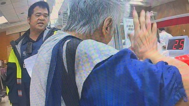 員警勸阻盧婦提領600萬現金免遭詐騙。(圖/翻攝畫面)