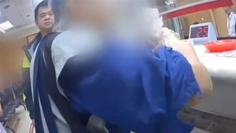 員警勸阻盧婦提領600萬現金免遭詐騙。(圖/翻攝畫面)