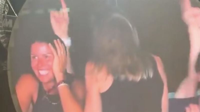 旁邊尷尬笑的女子也被網友起底，同樣是公司同事。（圖／翻攝畫面）