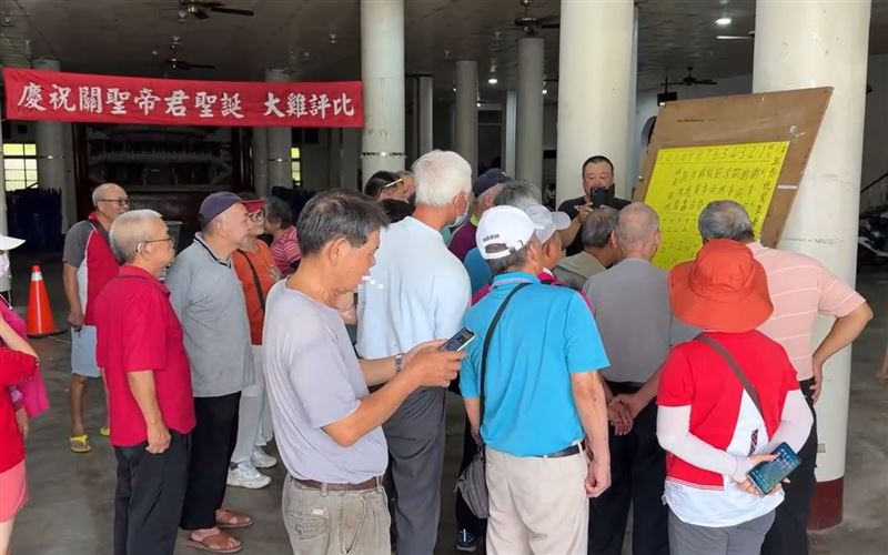 苗栗聖帝廟承襲傳統，在關聖帝君聖誕前舉辦評大雞比賽，明年恐怕將停辦。(圖／翻攝畫面)