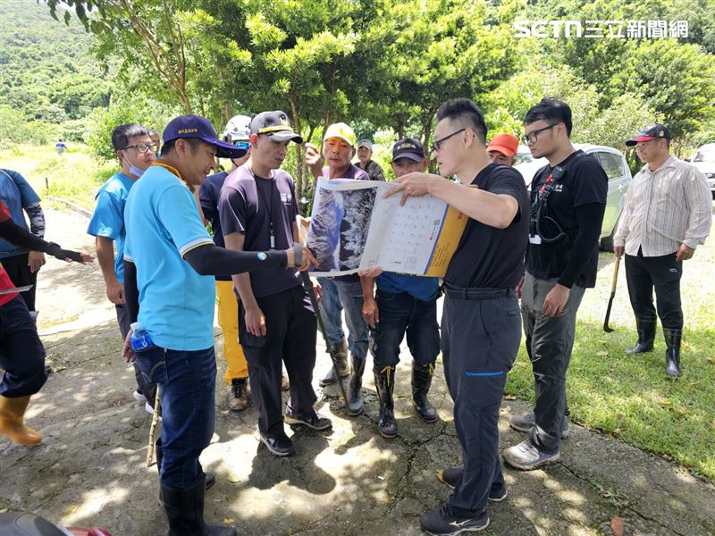 13日清晨集結共24人入山尋找尼姑下落。(圖/翻攝畫面)