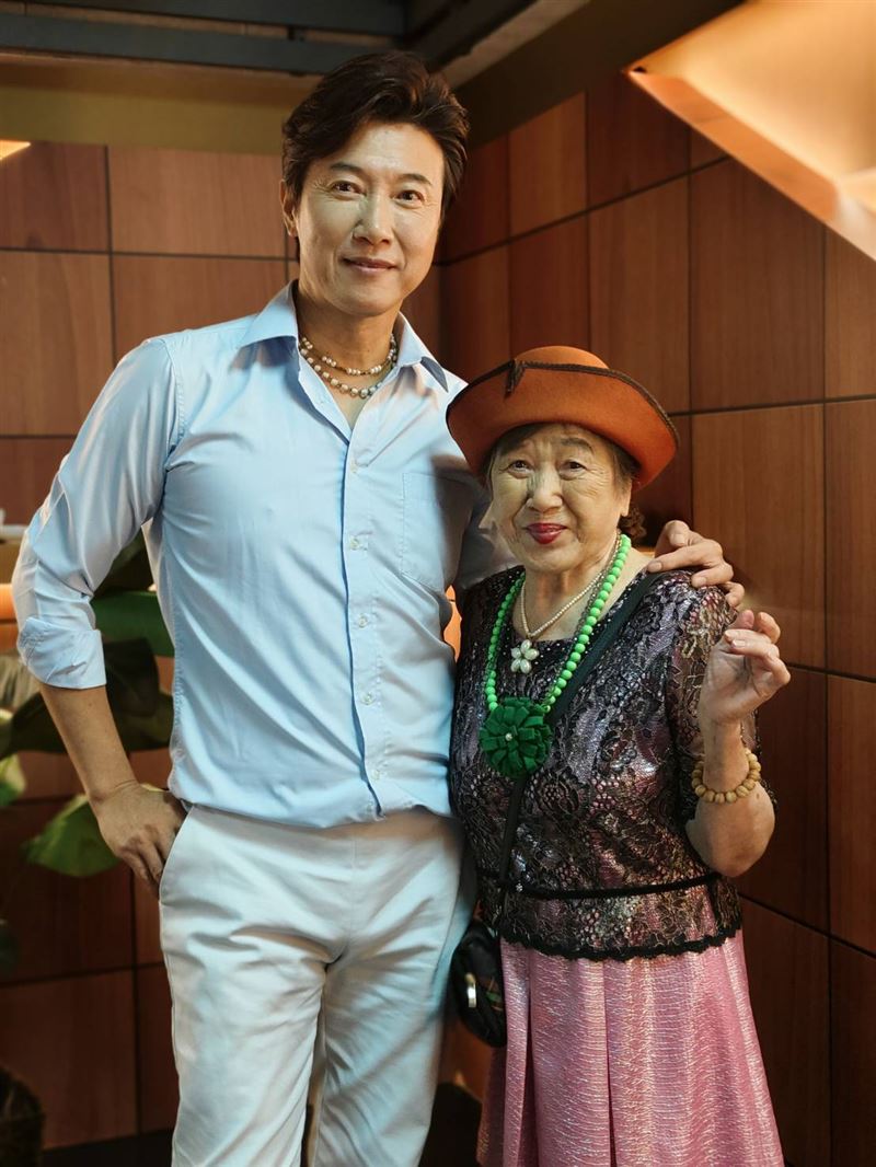 陳鴻用愛陪伴中度失智症母親。(圖/年代提供)