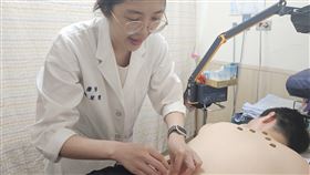 三伏貼藥性溫和，但仍建議由中醫師確認穴位敷貼藥餅，方能獲得最佳效果。（圖／馬偕醫院提供）