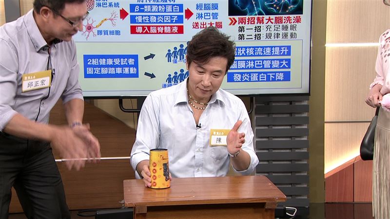 陳鴻挑戰杯子歌。(圖/年代提供)