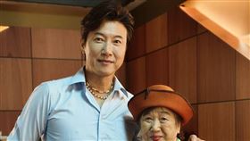 陳鴻用愛陪伴中度失智症母親。（圖／年代提供）