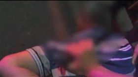 酒駕男攔查不停，最終仍遭警方依現行犯狠逮。（圖／翻攝畫面）