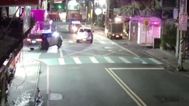 警方使出攔截圍捕戰術，順利包夾惡劣的廖男。（圖／翻攝畫面）