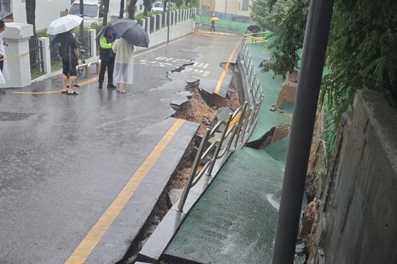 部分道路塌陷。(圖/翻攝自X平台 @Minhyungbae)