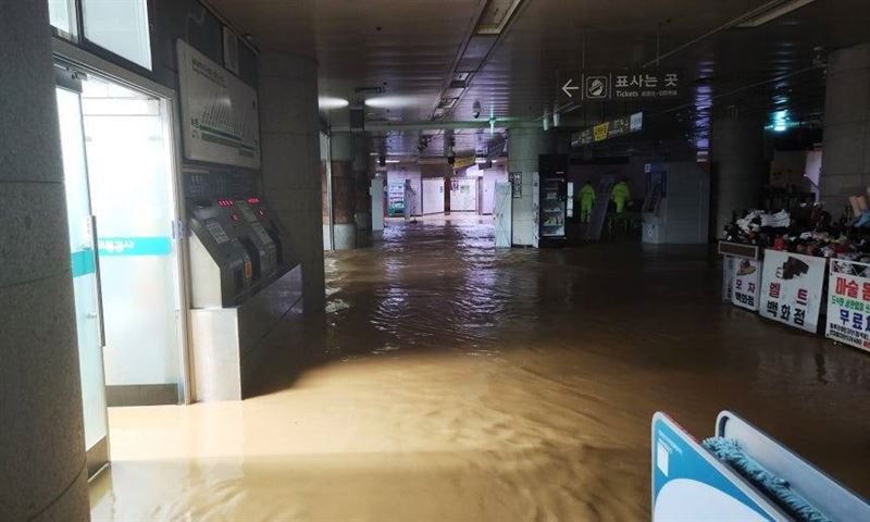 雨水也淹進了室內空間。(圖/翻攝自X平台 @Minhyungbae)